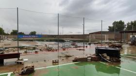 Destrozos provocados por la DANA en el campo de fútbol de la localidad toledana de Chozas de Canales