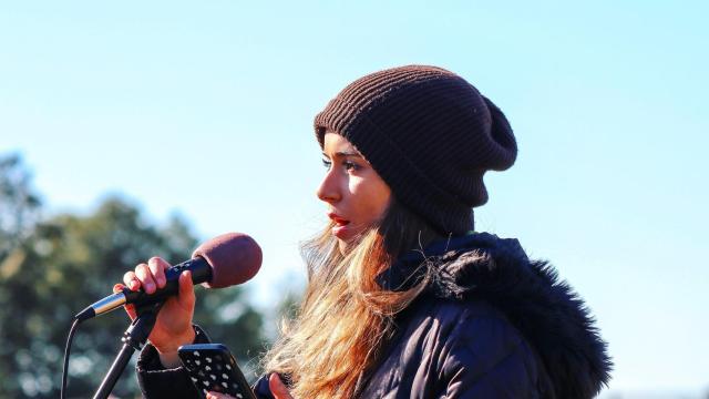 Sophia Kianni durante una protesta contra el Black Friday.