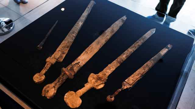 Las cuatro espadas de hace 1.900 años, expuestas en Jerusalén.