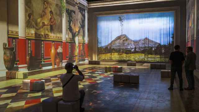 La Sala Inmersiva mostrando el Vesubio en la nueva exposición inmersiva de Pompeya en Matadero.