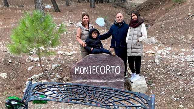 La familia en Montecorto, un pueblo que les encantó.