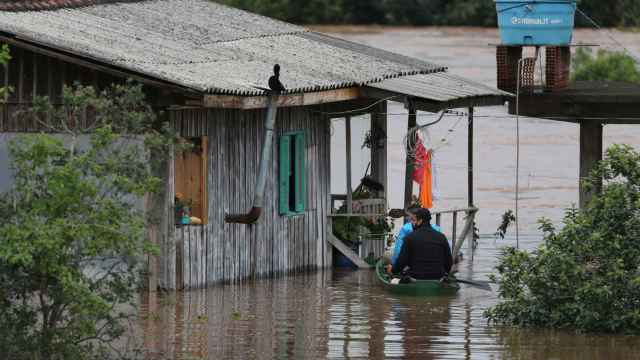 Un grupo de personas busca víctimas del ciclón en Bom Retiro do Sul.