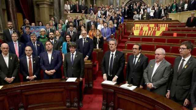 Los líderes del golpe de Estado del 27 de octubre de 2017 cantan el himno regional en el parlamento autonómico.