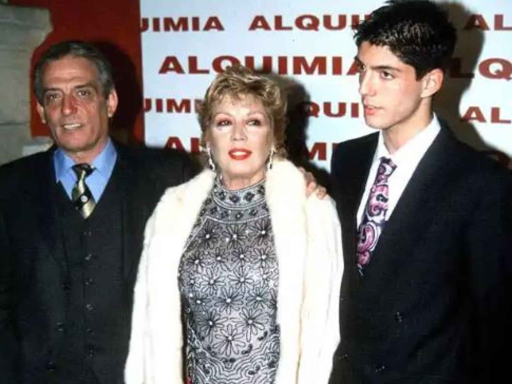 Pepe Sancho, María Jiménez y su hijo Alejandro en un acto público.