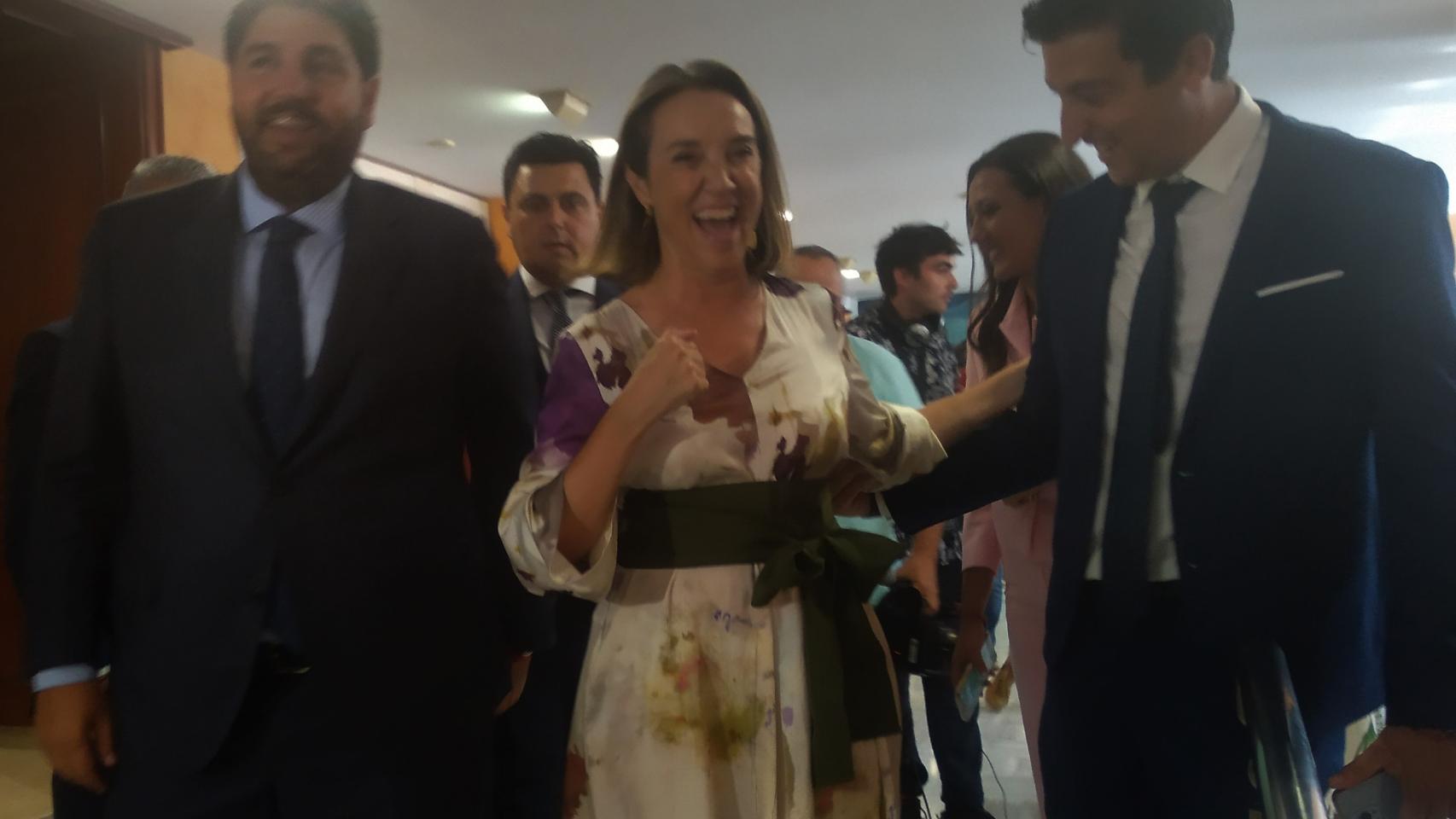 La secretaria general del PP, Cuca Gamarra, se ha mostrado muy feliz tras la investidura de Fernando López Miras en Murcia.