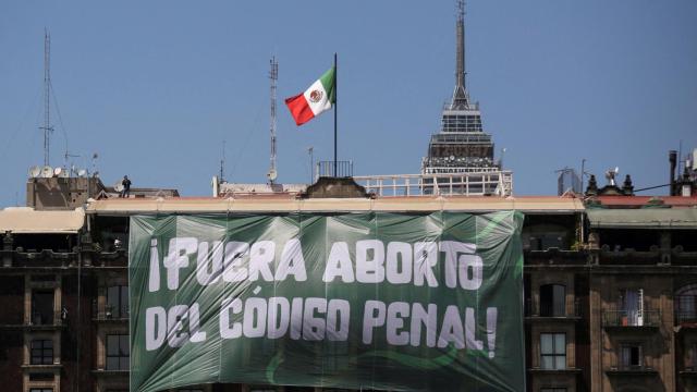 Una pancarta cuelga de un edificio durante el Día de la Mujer en la plaza del Zócalo de la Ciudad de México.