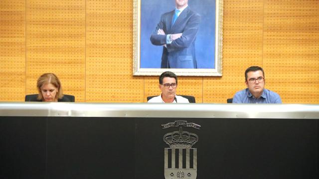 Pachi Pascual preside el pleno de este miércoles en Sant Vicent del Raspeig.