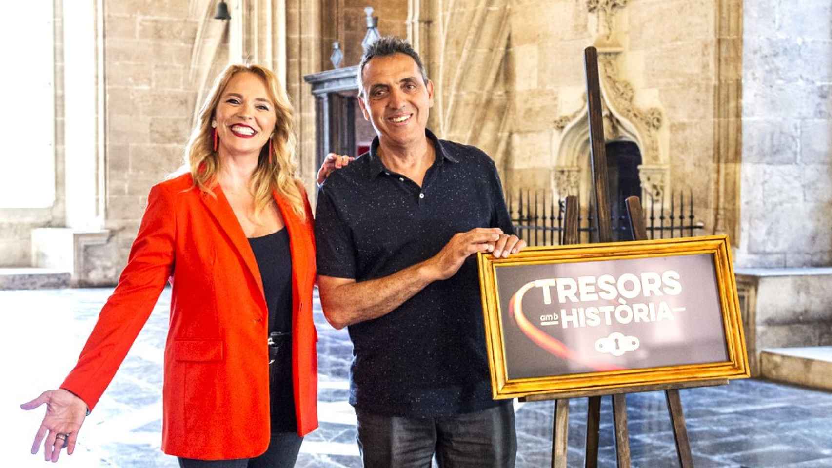 La presentadora de Cocentaina Carolina Ferre y Josep Gimeno en 'Tresors amb història'.
