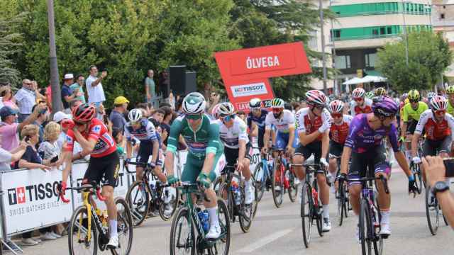 Los ciclistas salen de Ólvega en la etapa número 12 de La Vuelta