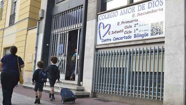 Alumnos llegando al colegio Amor de Dios en Valladolid