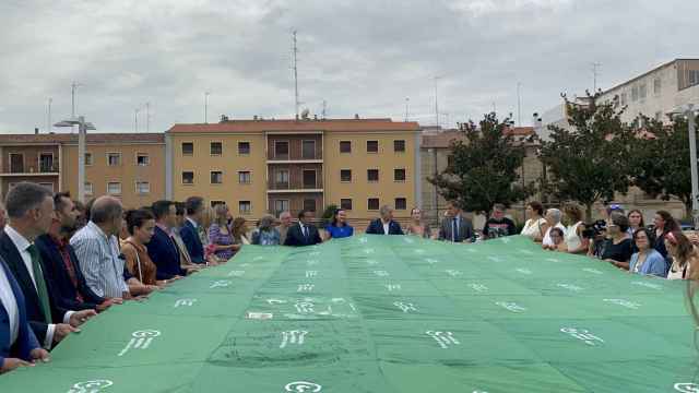 Despliegue en Salamanca de una gran bandera contra el cáncer