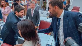 Fernando López Miras (PP) y José Ángel Antelo (Vox) saludándose en la Asamblea Regional.