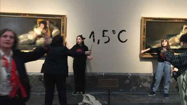 Activistas de Futuro Vegetal, pegados al marco de los cuadros de 'Las Majas' de Goya en el Museo del Prado, en noviembre de 2022.