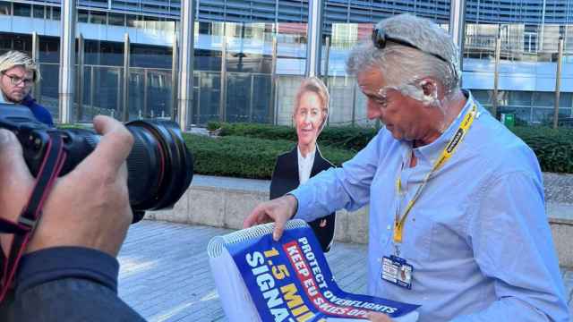Michael O’Leary, CEO de Ryanair, recibe un tartazo de dos activistas en Bruselas.