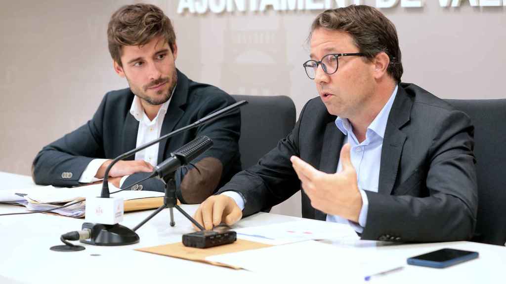Juan Giner, junto a Juan Carlos Caballero anunciando las medidas. EE
