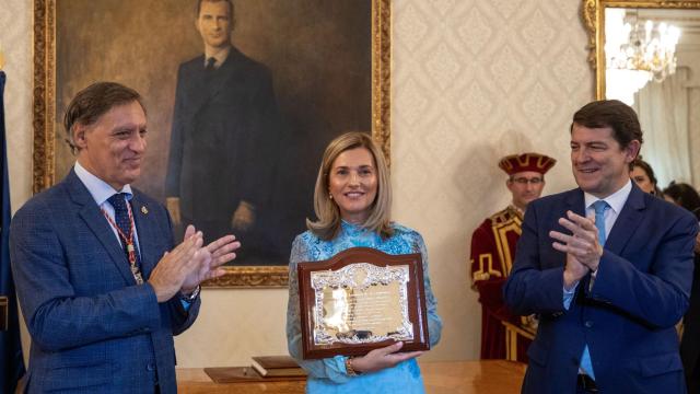 El alcalde de Salamanca, Carlos García Carbayo, preside el pregón de las Ferias y Fiestas de Salamanca que pronuncia María Victoria Mateos, doctora en Medicina especialista en Hematología y profesora de la Universidad de Salamanca