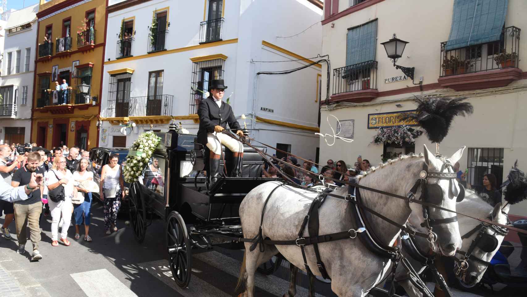 Último adiós a María Jiménez: el barrio de Triana se despide entre lágrimas y aplausos durante su paseo en coche a caballo