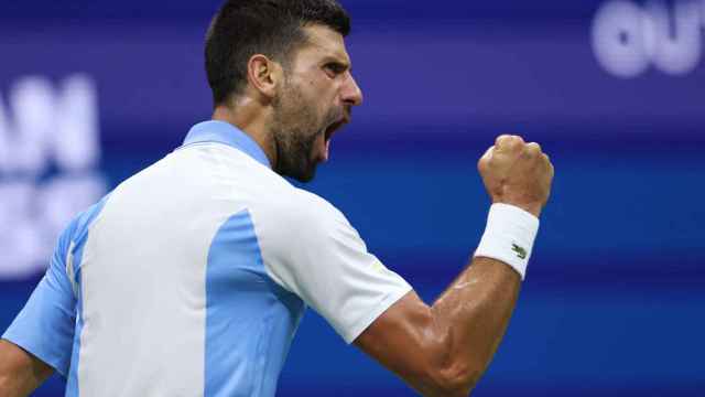 Djokovic celebra un punto frente a Ben Shelton en las semifinales del US Open.