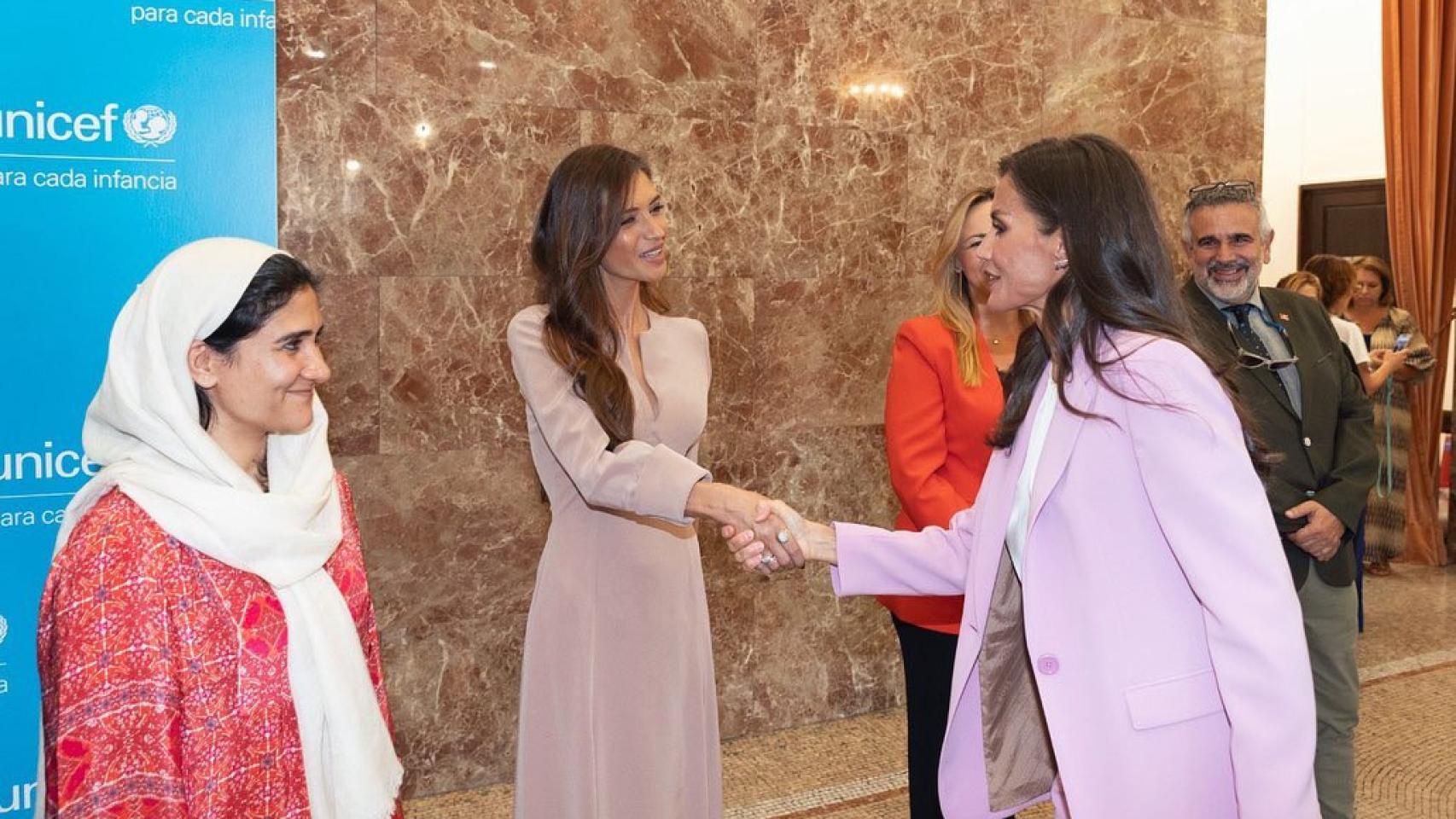 Imágenes del día: el emocionante saludo entre la reina Letizia y Sara Carbonero