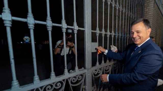 El alcalde de Albacete, Manuel Serrano, abre la Puerta de Hierros