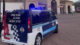 Un furgón de la Policía Local de Albacete junto a la Puerta de Hierros.
