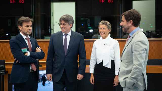 Yolanda Díaz (2d),  Carles Puigdemont (2i), Jaume Asens (1i) y Antoni Comín (1d) en su encuentro en el Parlamento europeo.