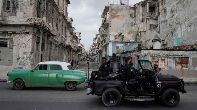 Un vehículo de las fuerzas especiales cubanas en La Habana.
