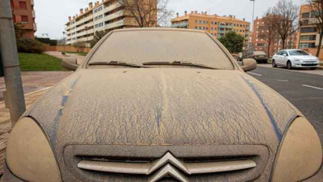 Un coche cubierto de polvo.