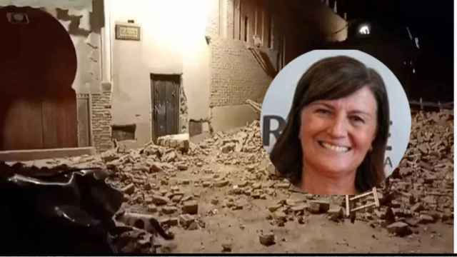 La directora general de Turisme de la Generalitat Valenciana con una imagen de fondo del terremoto de Marrakech.