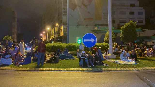 Un grupo de personas permanece en la calle tras el terremoto de magnitud 6,8 en Marruecos.