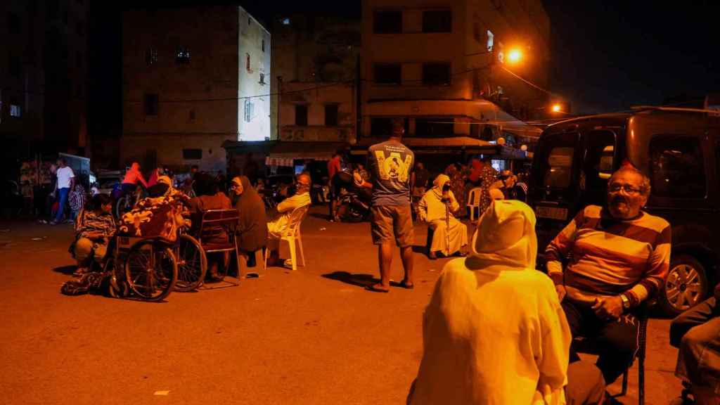 Un grupo de vecinos se reúne en las calles de Casablanca. No podían dormir por miedo a otro terremoto.