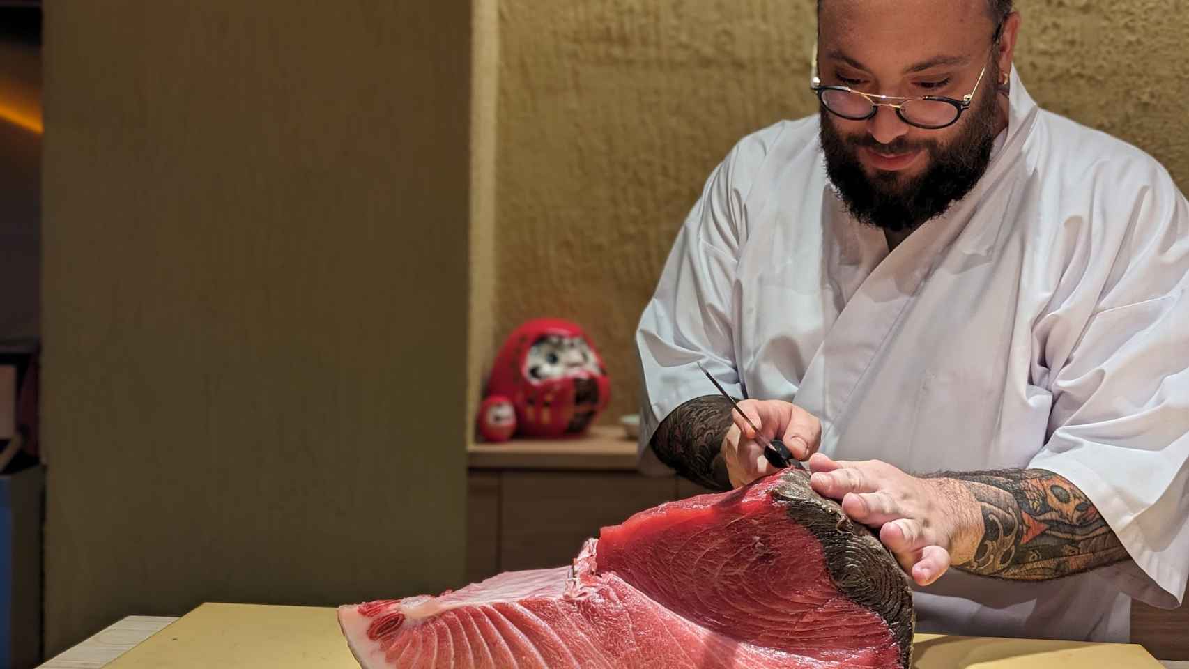 José Kobos despiezando el lomo de atún rojo en Ebisu by Kobos