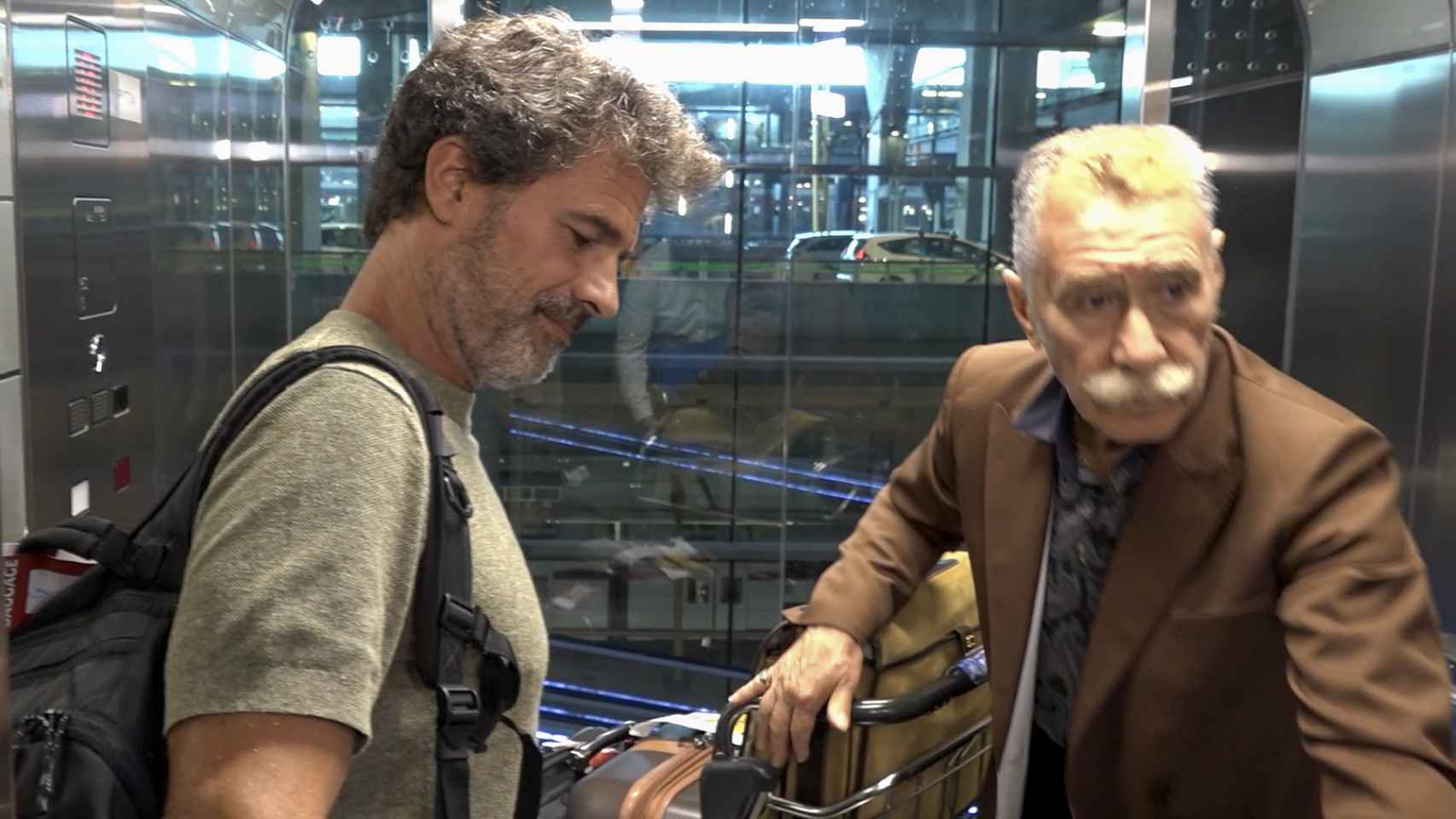 Rodolfo Sancho y su abogado en el aeropuerto Madrid-Barajas.