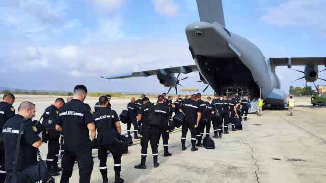 El equipo de Búsqueda y Rescate Urbano de la UME parte desde la Base Aérea de Zaragoza.