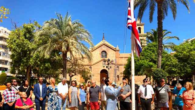 El alcalde de Torrevieja, Eduardo Dolón, izando la bandera a media asta por la muerte de la reina Isabel II de Inglaterra.
