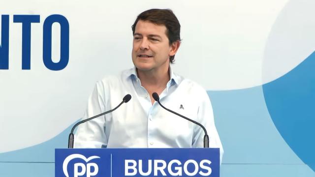El presidente de la Junta, Alfonso Fernández Mañueco, durante su intervención en Burgos, este domingo.