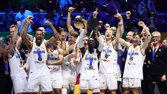 Los jugadores de Alemania levantan el título de campeones del Mundial de baloncesto.