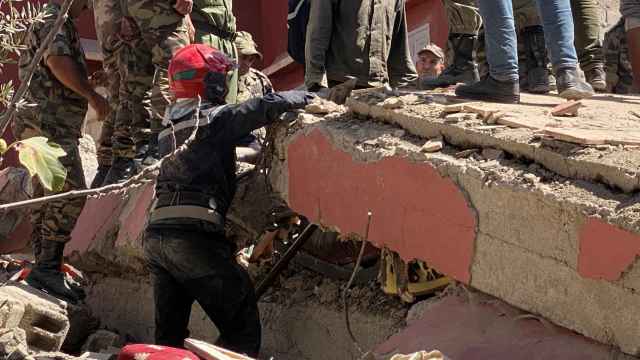Un equipo de rescate busca entre los escombros de una casa en la ciudad de Amizmiz, en Marruecos.