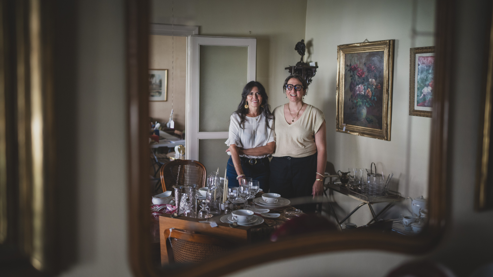 Astrid y María, las mujeres que organizan puertas abiertas en las viviendas de fallecidos o gente que se muda para volver a darles vida a sus recuerdos.