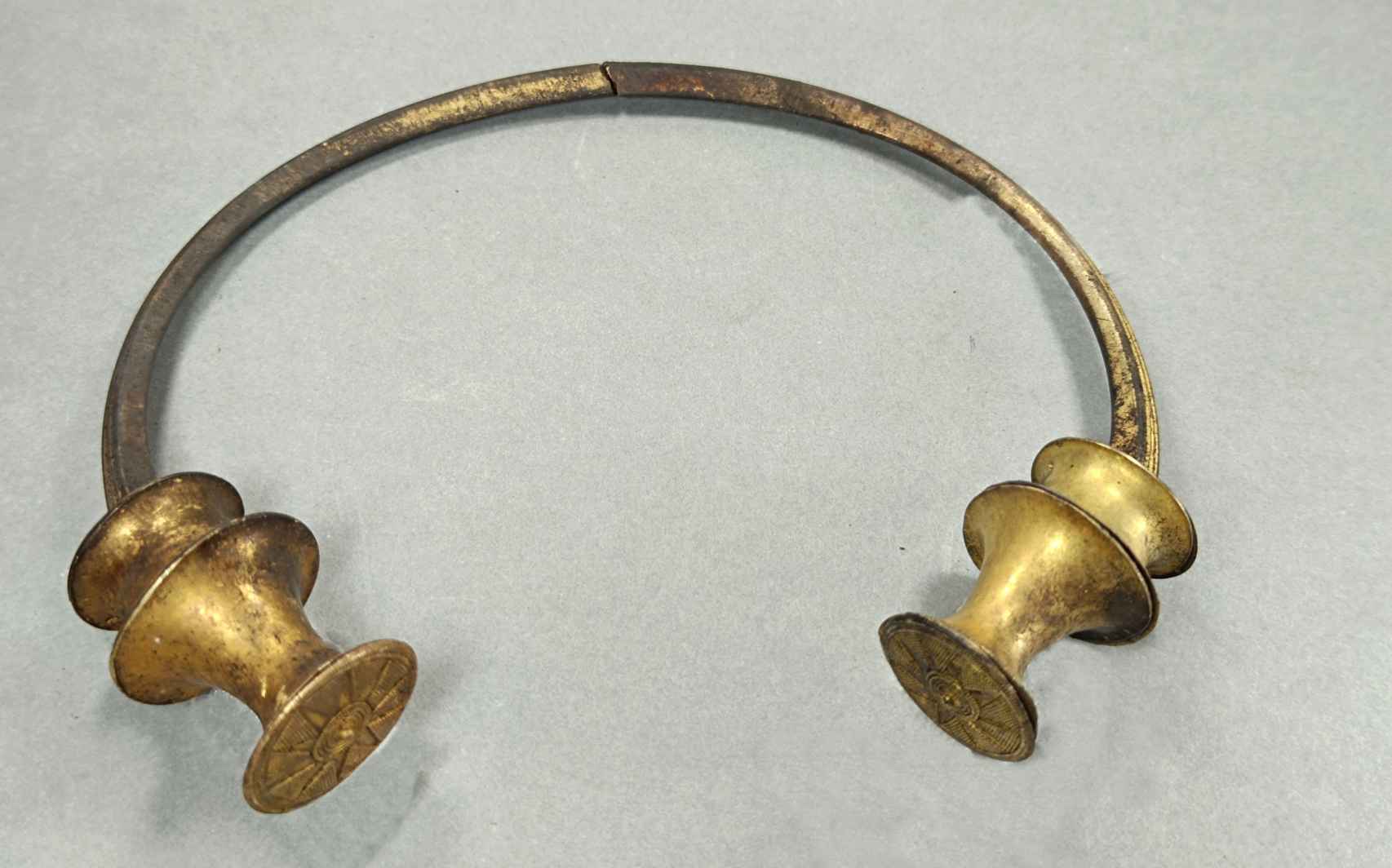 Un operario municipal encuentra en Asturias dos collares de oro de hace 2.500 años 793680725_235947129_1706x1064