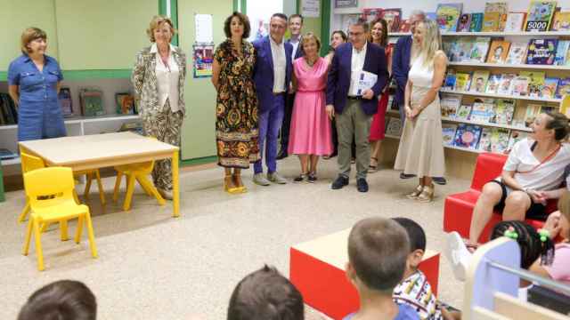 El conseller Rovira en su visita a los colegios el primer día de curso escolar. EE.