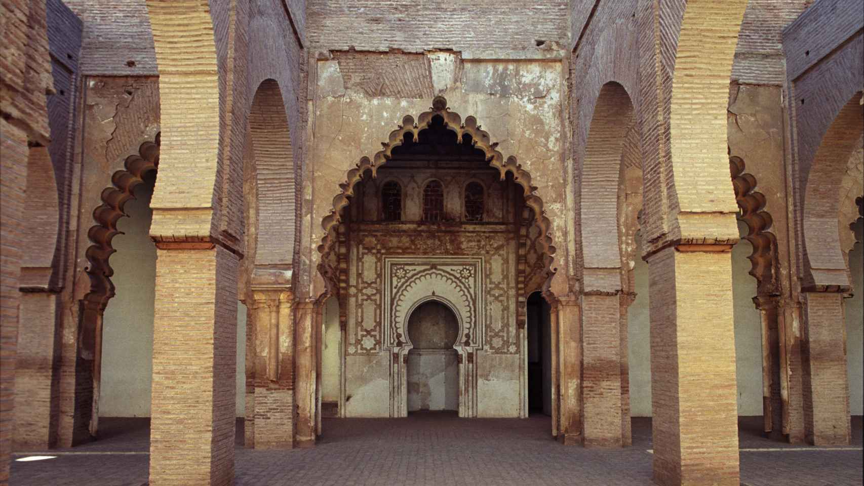 Vista del interior de la mezquita antes del terremoto. Foto: Jerzy Strzelecki