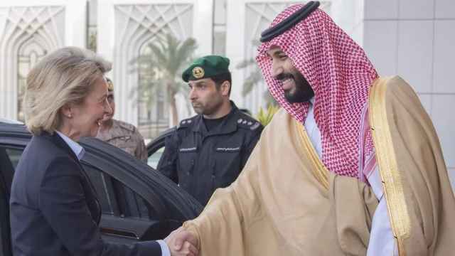 Ursula von der Leyen saluda al príncipe heredero de Arabia Saudí, Mohamed bin Salman, en Riad.
