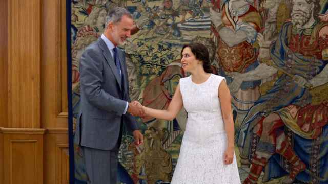 El Rey Felipe VI y la presidenta de la Comunidad de Madrid, Isabel Díaz Ayuso, en el Palacio de la Zarzuela, este lunes.