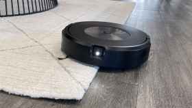 La nueva Roomba Combo j9+ limpiando el suelo y una alfombra a la vez.