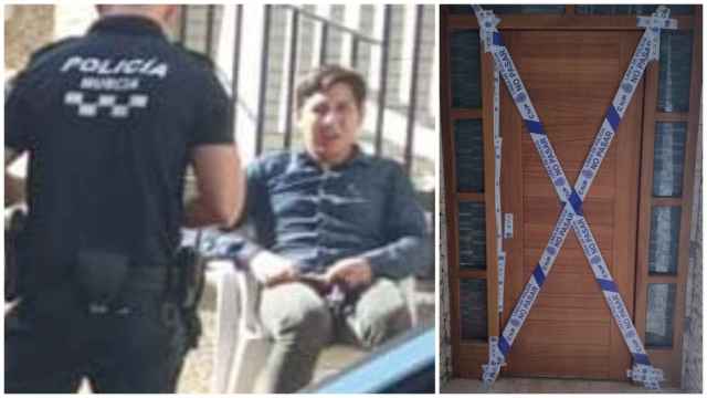 El sudamericano Bryan R., este domingo, custodiado por agentes de la Policía Local tras la muerte violenta de Maravillas en su casa de la pedanía murciana de El Palmar.