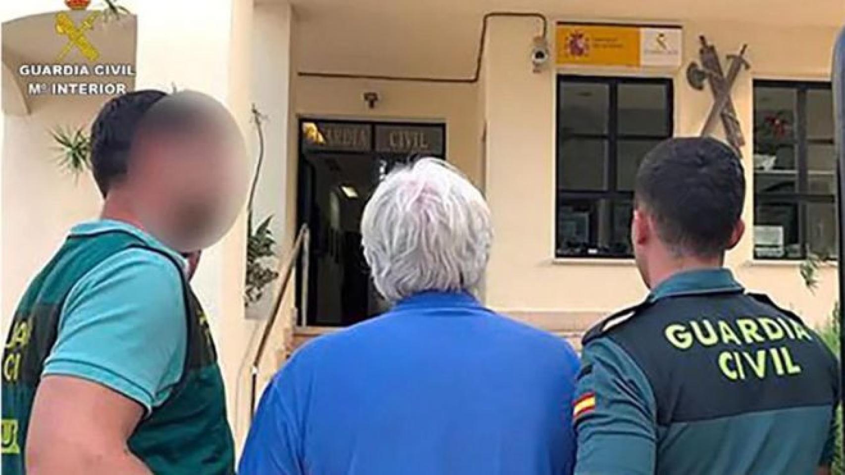 La Guardia Civil detiene a Cornelius.