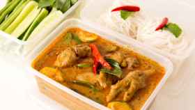 Táper de pollo al curry con fideos de arroz