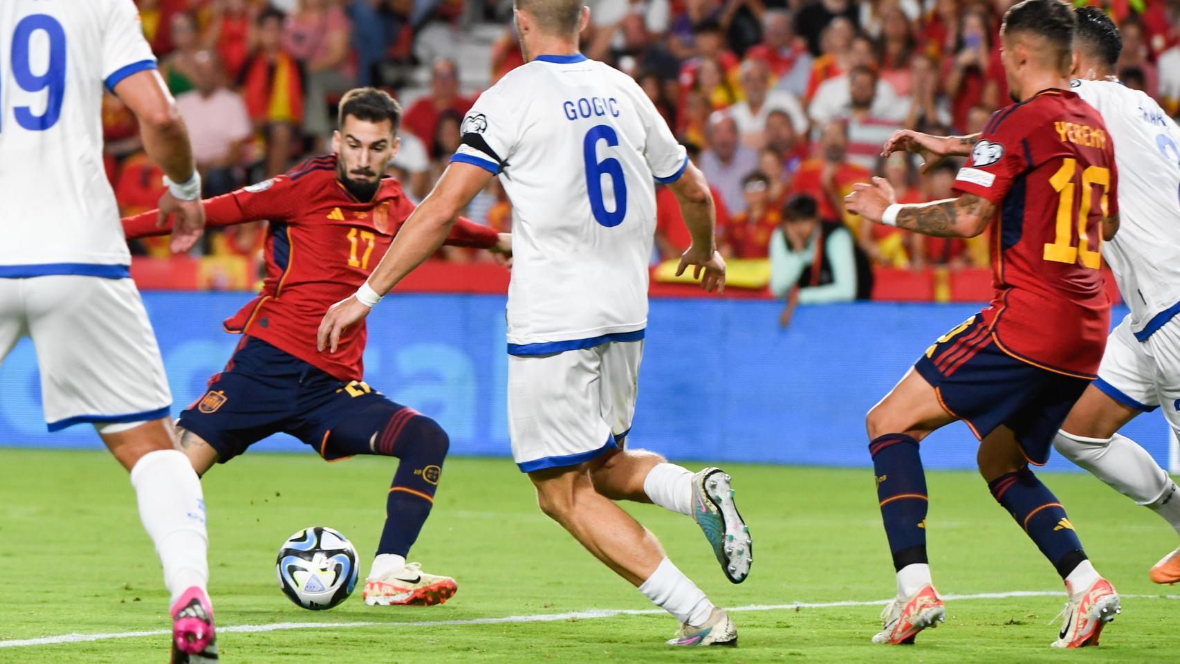 Álex Baena remata para poner el 4-0 ante Chipre