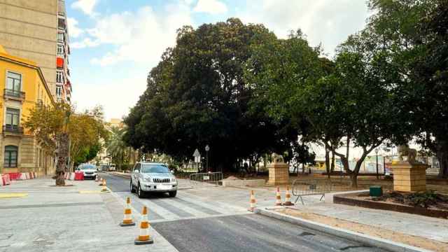 Los primeros vehículos en circular por la avenida de Ramón y Cajal tras la apertura al tráfico.